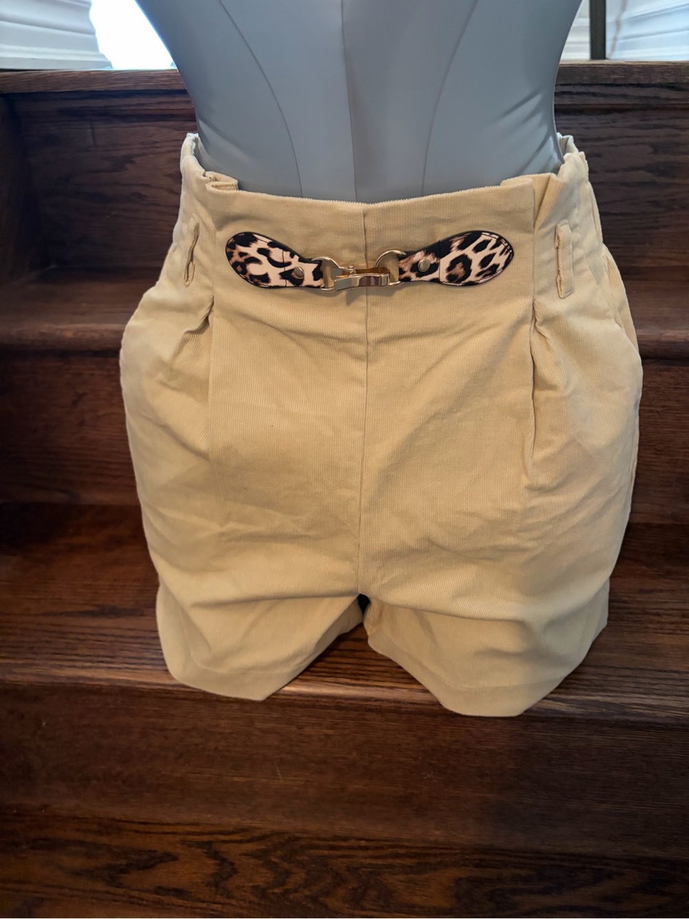 High-Waist Beige Women's Shorts with Leopard Accent Buckle